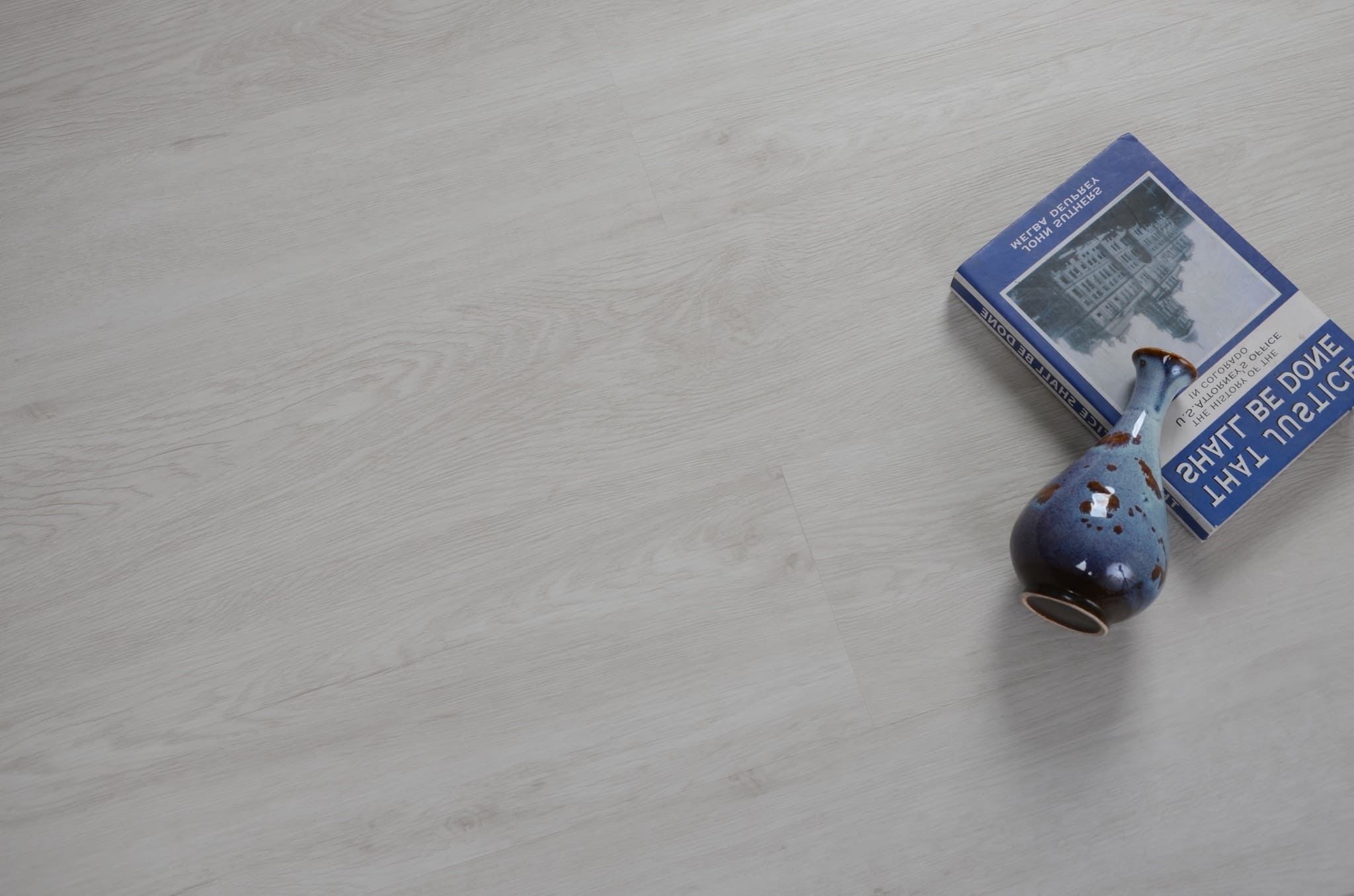 Кварцвиниловый SPC ламинат Evofloor Оптима Дуб Дымчатый Oak Smoke 35-23 1120×184×4,2 фото в интерьере